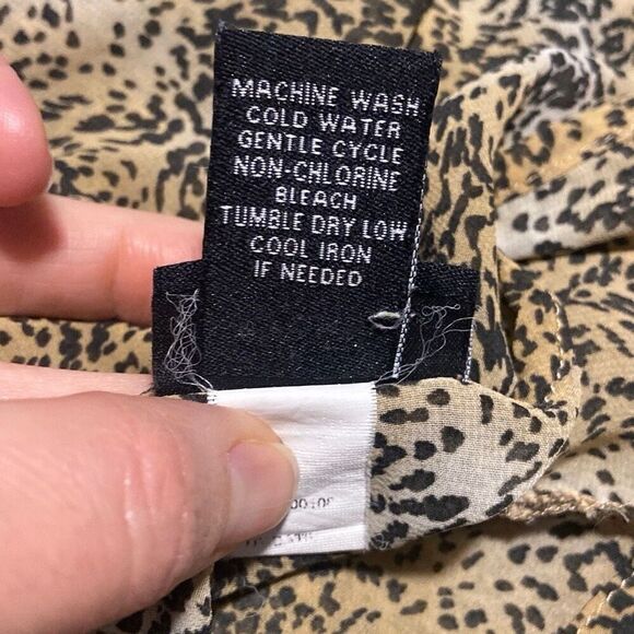 Torrid Animal Print Semi Sheer Tulip Back Sleeveless Blouse Top Brown Size 2 - Picture 2 of 7